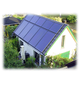 Haus mit Solaranlage auf dem Dach