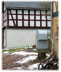 Wärmepumpe an einem Haus stehend