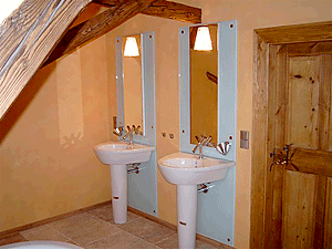 zwei Waschbecken an einer Wand